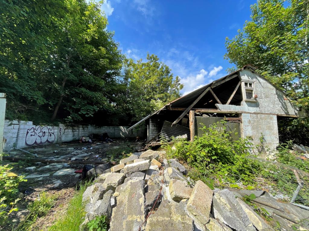 Lot: 94 - PARCEL OF LAND WITH DILAPIDATED BUILDINGS -